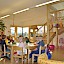 Kindergarten Böheimkirchen – Passivhaus-Kindergarten mit Zellulosedämmung bis 48 cm, Lichtband in Wintergartenkonstruktion, Rohbaustiege vom Zimmermeister