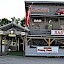 Roadhouse in Ybbs – Bar/Pub, Holz-Riegel-Konstruktion mit Naturholz-Rundsäulen, Galerie, Terrassen, Holzfassade
