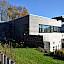 Passivhaus in Rohrbach/Gölsen – Rhombus-Lärchenfassade unbehandelt, vergraut, Terrasse mit direktem Abgang zum Garten